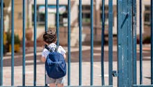 Un enfant de 5 ans laissé seul sur le trottoir après l’école, sa maman porte plainte