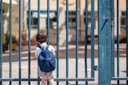 Un enfant de 5 ans laissé seul sur le trottoir après l’école, sa maman porte plainte