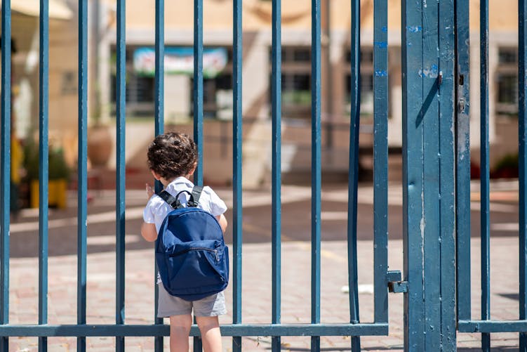 Rhône : un enfant de 5 ans laissé seul sur le trottoir après l’école