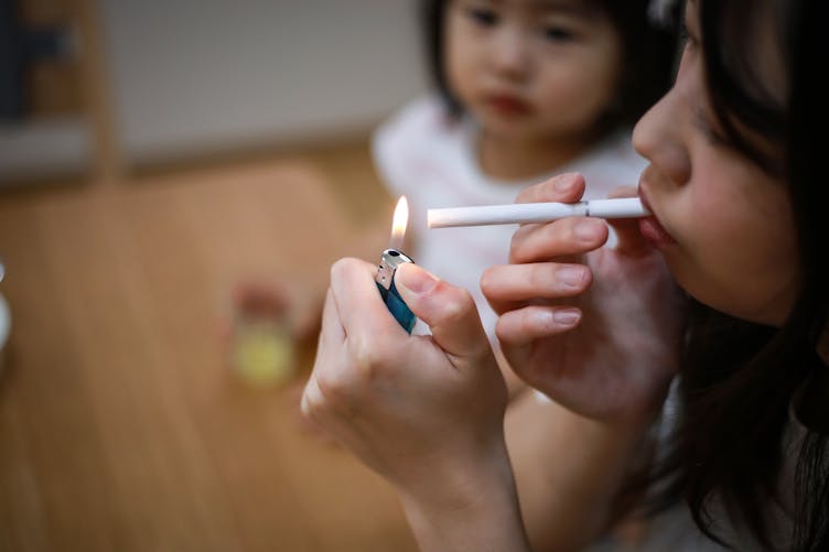 enfant et mère qui fume