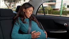 A cause de la fermeture d'une maternité, une maman obligée d'accoucher dans sa voiture !