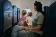 Un père critiqué pour avoir refusé de s’asseoir avec sa famille dans l'avion : "Il s'est offert un voyage sans enfant"