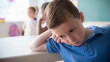 « Seul au fond la classe, un paravent face à lui » : à 6 ans, son fils autiste est traité comme un pestiféré par sa maîtresse