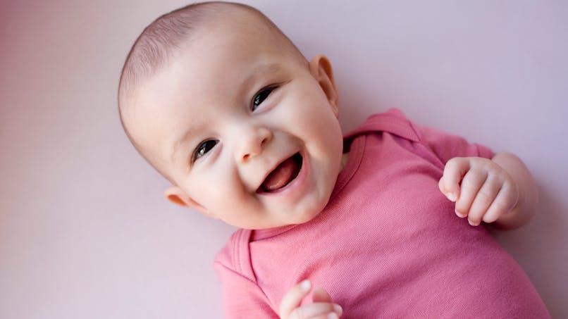bébé souriant body rose