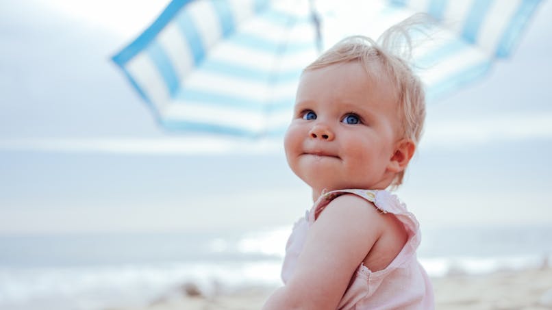 bébé fille sur la plage