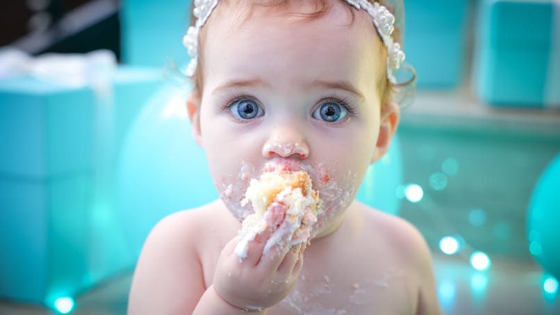 bébé qui mange un gâteau