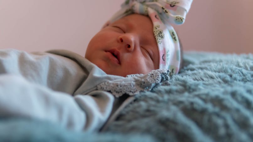 bébé qui dort avec turban dans les cheveux