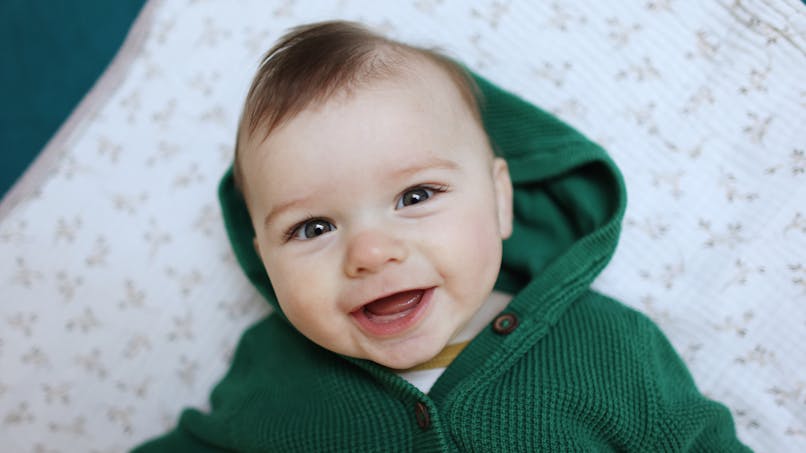 bébé souriant sweat à capuche vert