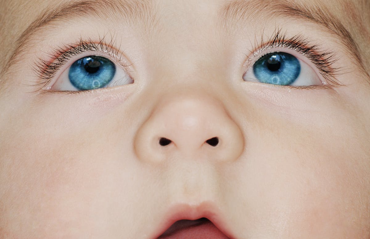 Un bébé naît avec « de grands yeux bleus » et perd la vue 8 mois plus tard... Parents.fr