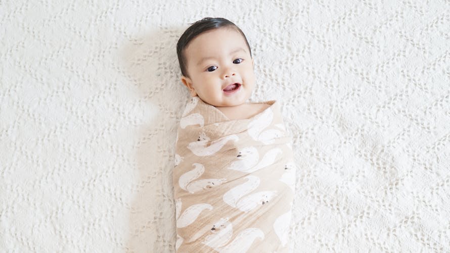 bébé emmailloté dans un lange