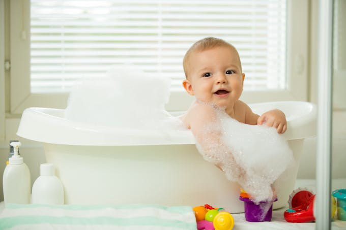 bébé dans le bain avec de la mousse