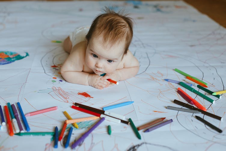 bébé et crayons de couleur