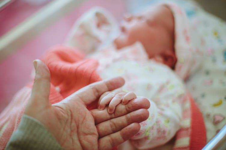Un bébé naît avec sept doigts à chaque main et six orteils à chaque pied !