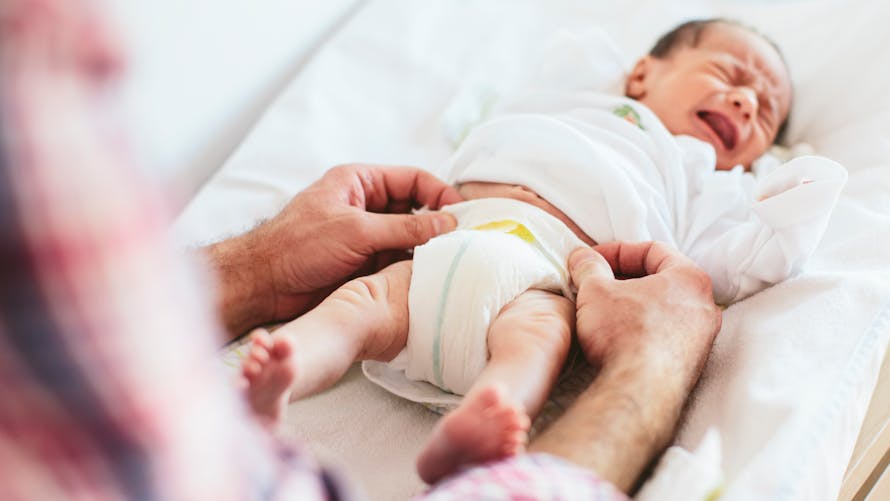 Un bébé pleure : quels sont les symptômes d'une infection urinaire ?