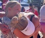 Héroïque, une fillette de 10 ans aide sa maman, à bout de souffle, à finir son marathon