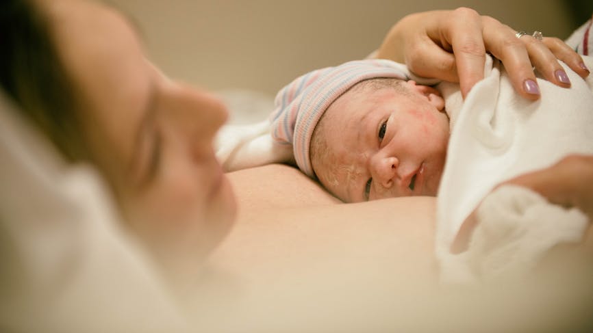 nouveau-né en peau à peau avec sa maman juste après la naissance