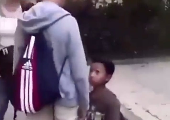 Une mère frappe un jeune garçon et demande à son fils de faire de même : « Vas-y, tabasse le ! » (Vidéo)