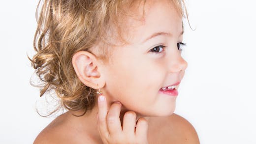 À partir de quel âge peut-on percer les oreilles des enfants ?