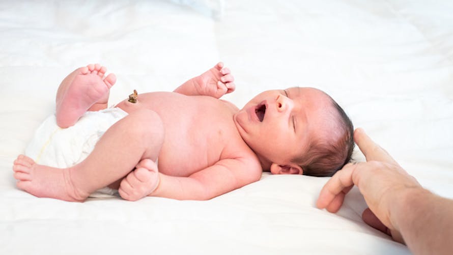 Soin du nourrisson : que faire quand son nombril saigne ? | PARENTS.fr
