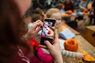 Photos d’enfants sur les réseaux sociaux : bientôt une déchéance de l’autorité parentale numérique ?