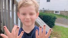 Un petit garçon, critiqué car il porte du vernis à ongles, a la plus belle des réponses