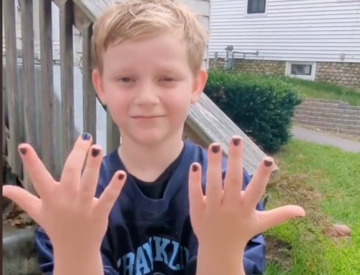 Un petit garçon, critiqué car il porte du vernis à ongles, a la plus belle  des réponses