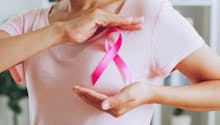 Quels sont les premiers symptômes d'un cancer du sein à repérer ?