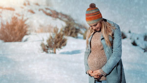 Comment s'habiller enceinte en hiver ? Nos conseils et astuces pour une grossesse bien au chaud et stylée !