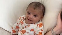 A seulement 45 jours, ce bébé prononce son premier mot, et c'est une vidéo qui le prouve