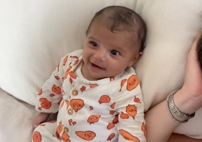 A seulement 45 jours, ce bébé prononce son premier mot, et c'est une vidéo  qui le prouve
