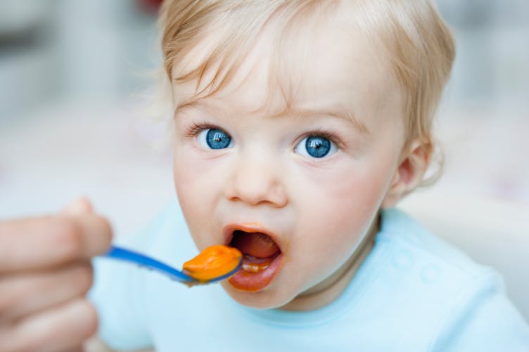 Alimentation pour bébé : des produits trop sucrés et trop riches en additifs, selon une étude