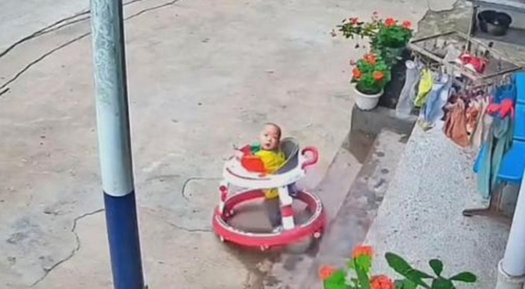 bébé chinois en trotteur