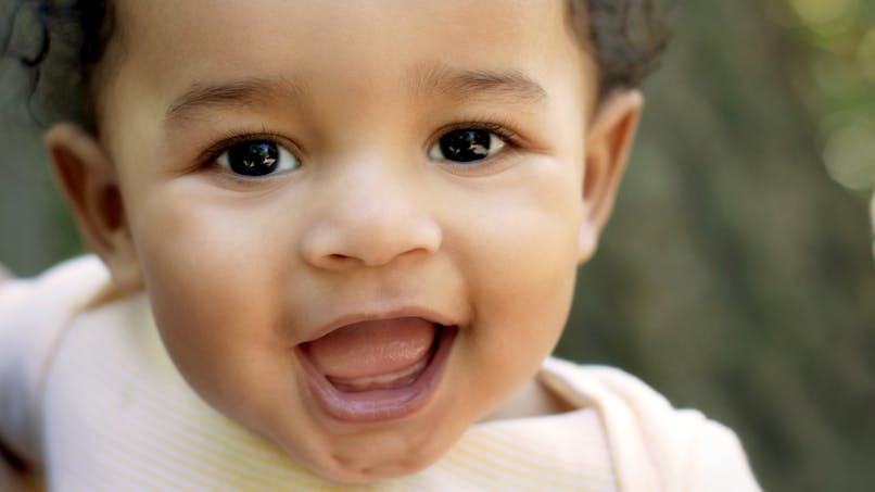 bébé cubain souriant bouche ouverte