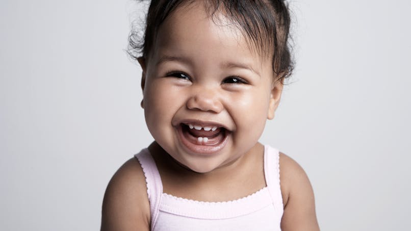 bébé fille cubaine éclat de rire
