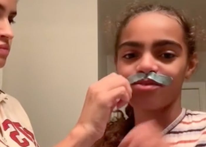 Une maman épile la moustache sa fille de 12 ans, sa famille l’accuse de la traumatiser 
