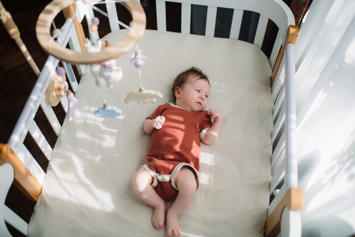 Aimant Bébé Dormir Dans Des Mains De Parents Image En Gros Plan Père Et  Mère Heureuse Et Glissant Le Nouveau-né Image stock - Image du insousiant,  humain: 199768927