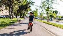 Un enfant de 4 ans s'échappe de l'école et rentre seul à vélo chez lui
