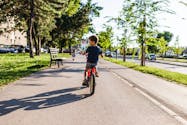 Un enfant de 4 ans s'échappe de l'école et rentre seul à vélo chez lui