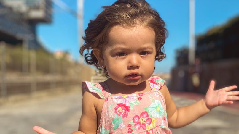 bébé fille cubaine bras ouvert sur la route