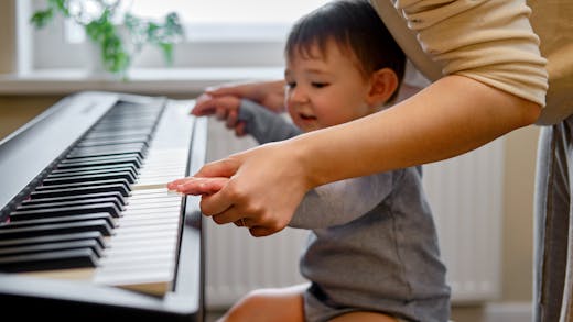 Un piano pour bébé dès l’âge de 5 mois avec la méthode Kaddouch