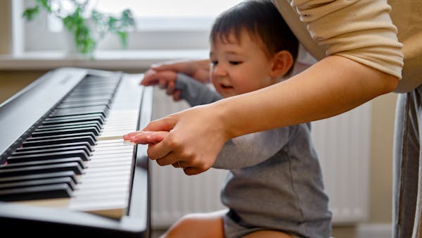 Un piano pour bébé dès l’âge de 5 mois avec la méthode Kaddouch