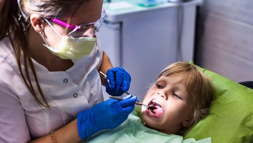 Éruption dentaire chez l’enfant : que faire en cas de double rangée de dents ?