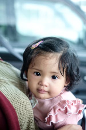 bébé fille indonésienne yeux noirs