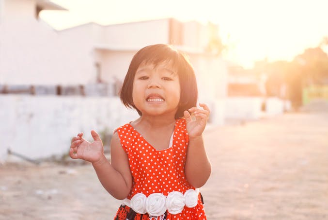 enfant fille indonésienne robe rouge