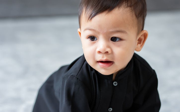 enfant garçon indonésien chemise noire