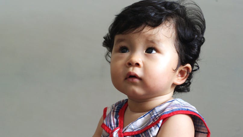 enfant fille brune indonésienne