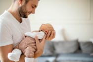 À quel âge bébé va-t-il reconnaître son père ?