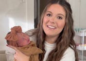 Une influenceuse change le prénom de son bébé après sa naissance et reçoit des commentaires cruels