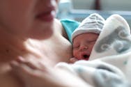 « Un bébé miracle » : elle donne naissance à son premier enfant grâce à l’utérus de sa sœur