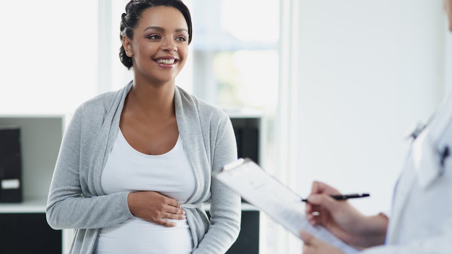 une femme enceinte lors d'un examen médical de grossesse